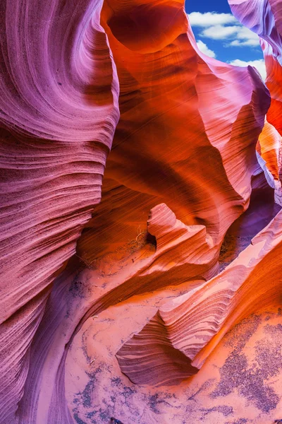 Le ciel bleu dans la fente canyon Antelope — Photo