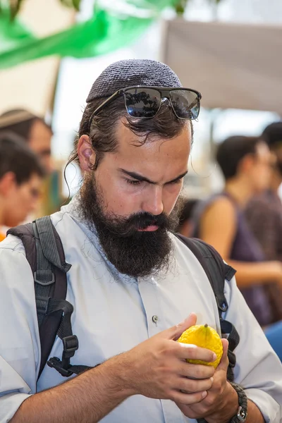 Religious Jew  examines ritual citrus — Stock Photo, Image