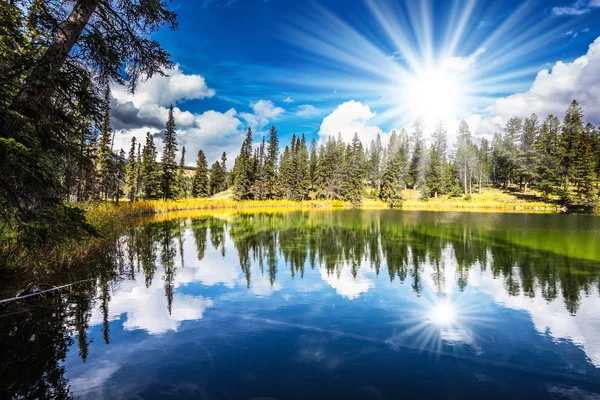 Morning sun is reflected in smooth water of the lake — Stock Photo, Image