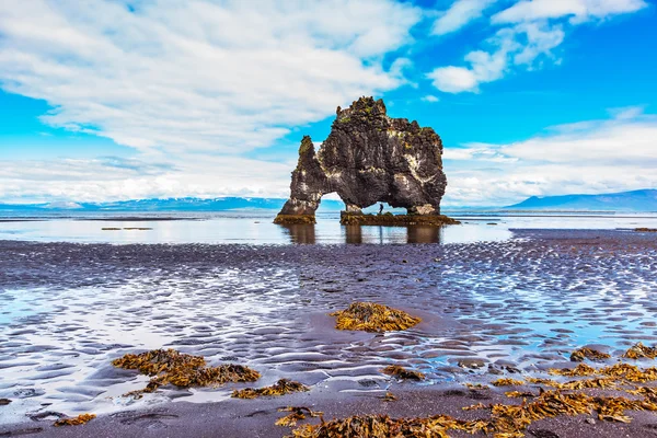 Le "mammouth" Hvitserkur à marée basse au coucher du soleil — Photo