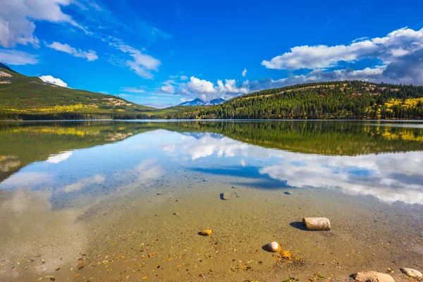 Pyramid Lake in the Rocky Mountains — Stock Photo, Image