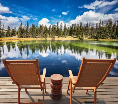 Konforlu ahşap şezlonglar 