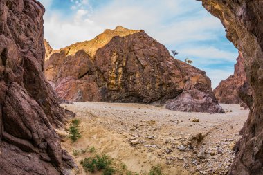 Turuncu ve pembe kumtaşı