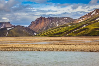 Sarı tundra arasında soğuk su akıntıları