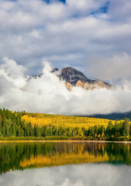 Pittoreske wolken worden weerspiegeld in koud water — Stockfoto