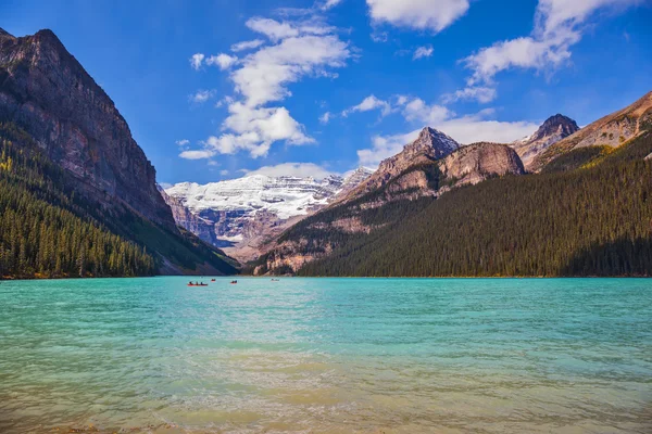 Lago Louise, Montañas Rocosas, bosques de pinos y glaciares — Foto de Stock