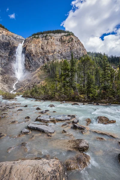Waterfall Takakkaw formed by thawing of glacier Daly — Stock Photo, Image