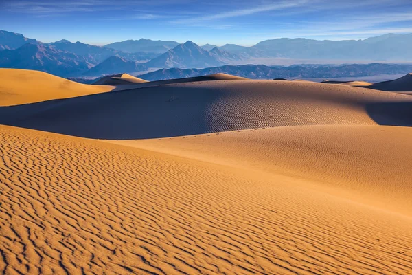 Small sandy ripples on orange barkhans — Φωτογραφία Αρχείου