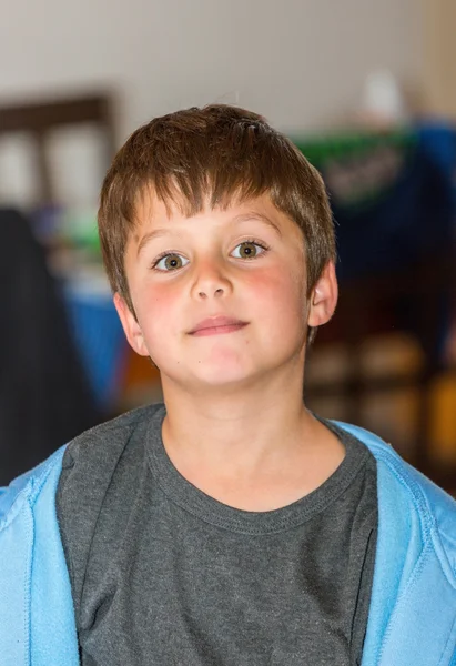 Jongen op zoek naar camera met verrassing — Stockfoto