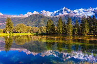 karla kaplı Alps gölde yansıtılır