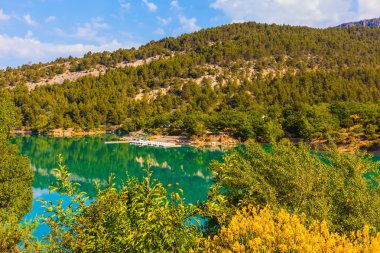 karla kaplı Alps gölde yansıtılır