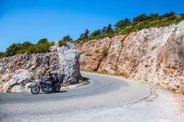 Dağ karayolu üzerinde iki motosiklet ile motosiklet 