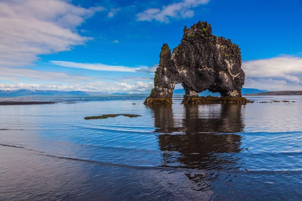 Hvitserkur rock düşük gelgit sırasında — Stok fotoğraf