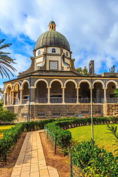 Caminho que conduz à igreja católica templo — Fotografia de Stock