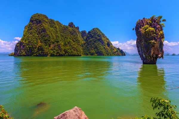 Rochers insulaires recouverts de verdure parmi la mer — Photo