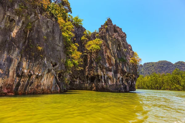 Isla-roca cubierta por el mar cálido — Foto de Stock