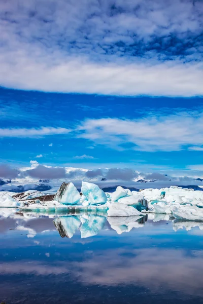 Laguna di ghiaccio a luglio . — Foto Stock