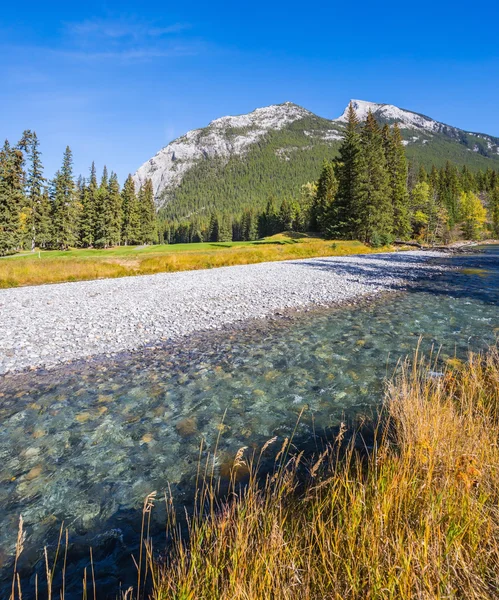 Słoneczny jesienny dzień w Canadian Rockies — Zdjęcie stockowe