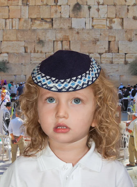 Chlapec v čapce, stojící poblíž židovské svatyně — Stock fotografie