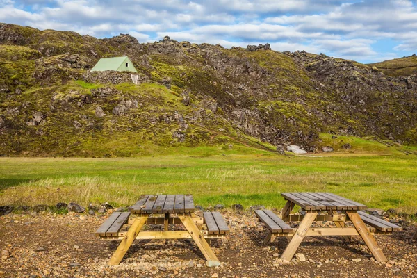 Houten picknicktafels op groen gazon — Stockfoto