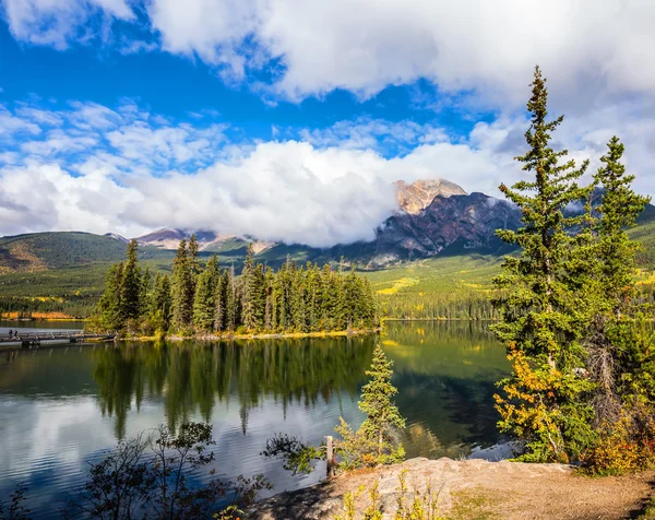 Les Alpes enneigées se reflètent dans le lac — Photo