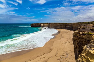 Avustralya 'nın Büyük Okyanus Yolu. Beyaz sörf köpüğü ve gök mavisi dalgalar. Avustralya 'nın fevkalade güzel Pasifik kıyıları. Egzotik, aktif ve fotoğraf turizmi kavramı