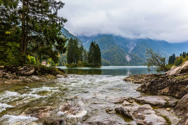 德尔普雷迪尔湖的瀑布寒冷的秋天在阿尔卑斯山里 湖中的小岛长满了松树 环境和摄影旅游的概念 — 图库照片