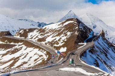 Avusturya. Grossglockner çevre yolu. Alpine Yolu 'na ilk kar yağdı. Yol kenarı çitlerle çevrili. Yol 36 tane yılan dönüşünden oluşuyor. Ekolojik, aktif ve fotoğraf turizmi kavramı