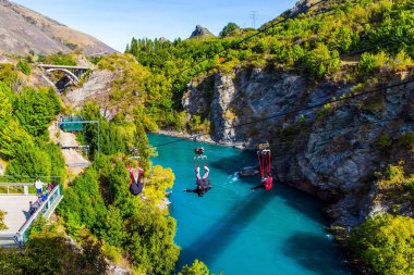 Queenstown ve Cromwell arasındaki vadi ve nehir Kawarau. Ekstrem spor - tepe örtüsü. Yeni Zelanda 'da İnanılmaz Maceralar. Aşırı, aktif, ekolojik ve fotoğraf turizmi kavramı