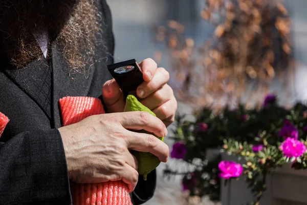 Der Käufer Mit Seitenscheitel Wählt Etrog Mit Einer Lupe Aus — Stockfoto