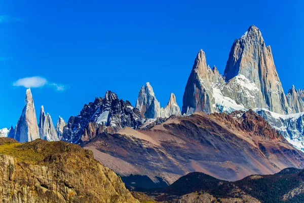 フィッツロイまたはシャルテル アルゼンチンとチリの間のパタゴニアの山のピーク 壮大な山の範囲は 真昼の太陽に照らされた 極端な 積極的かつ写真観光の概念 — ストック写真