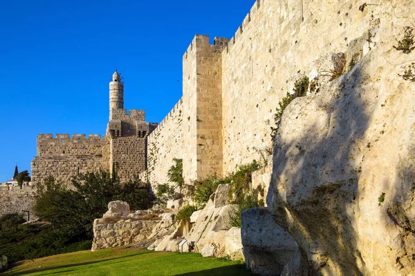 炎炎夏日的日落古城墙下生长着可敬的绿色草坪 老耶路撒冷古代城堡 大卫之塔 朝圣和摄影旅游的概念 — 图库照片
