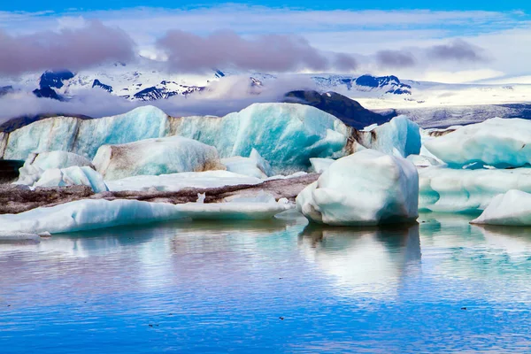 寒い7月の日 ラグーンJokulsaurloun アイスランド 奇妙な氷山と浮遊する氷の流れは 水に反映されます 北部と写真観光の概念 — ストック写真