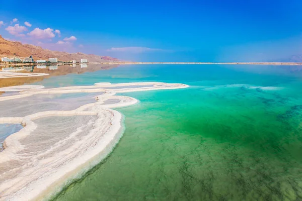 Çok Tuzlu Turkuaz Işıkla Parlar Ölü Deniz Azalan Buharlaşmış Tuz — Stok fotoğraf