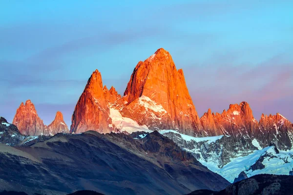 Mountain Peak Patagonia Grand Crimson Dawn Mountain Range Fitzroy Picturesque — Stock Photo, Image