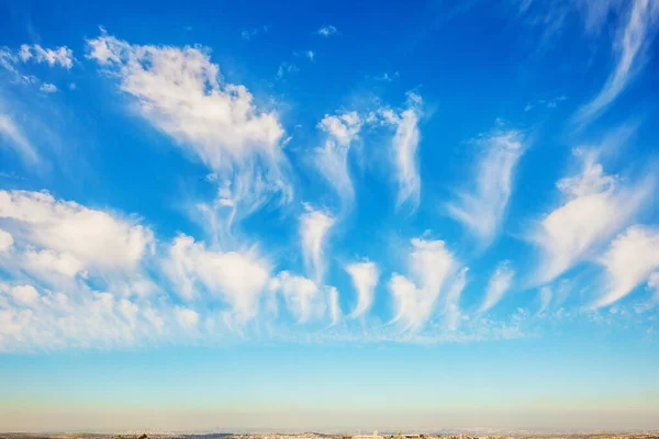Tavasz Izraelben Repülő Fény Cirrus Felhők Fényes Kék Tavaszi Égbolt — Stock Fotó