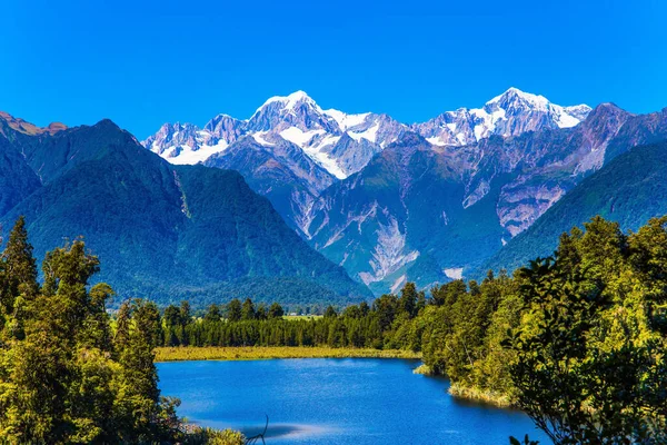 Magníficas Montanhas Cobertas Neve São Refletidas Água Fria Suave Lago — Fotografia de Stock