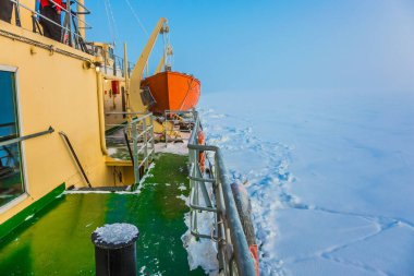Kışın kutup bölgesi. Sim kuzey güneşi. Kuzey Kutbu 'ndaki buzkıran' a bir gezi. Kuzey Kutbu turizm gezisine unutulmaz bir gezi. Aktif ve aşırı turizm kavramı
