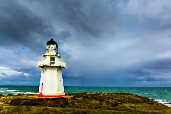 去新西兰的旅途愉快南岛在多云的多风天气 海滨是著名的白色灯塔 瓦伊帕帕灯塔 积极和摄影旅游的概念 — 图库照片
