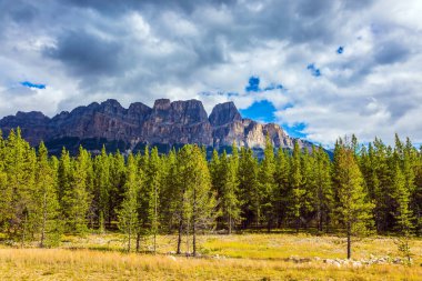 Karla kaplı dağ zirveleri. Kanada Kayalıkları 'nda bulutlu sonbahar günü. Peri masalı Kanada. Etkin, eko ve fotoğraf turizmi kavramı