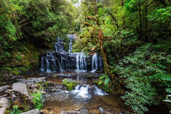 Malebné Víceúrovňové Kaskádové Vodopády Mezi Zeleným Lesem Purakaunui Falls Nový — Stock fotografie