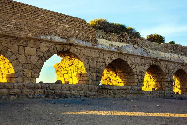 로마의 도교는 합니다 위에는 그림자가 고르게 드리워져 카이사레아의 마법같은 이스라엘의 — 스톡 사진