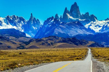 Dağlara giden yol. Patagonya çölünden geçen otoban muhteşem Fitzroy sıradağlarına çıkar. Arjantin ve Şili arasındaki sınır bölgesi. Ekstrem, aktif ve fotoğraf turizmi kavramı