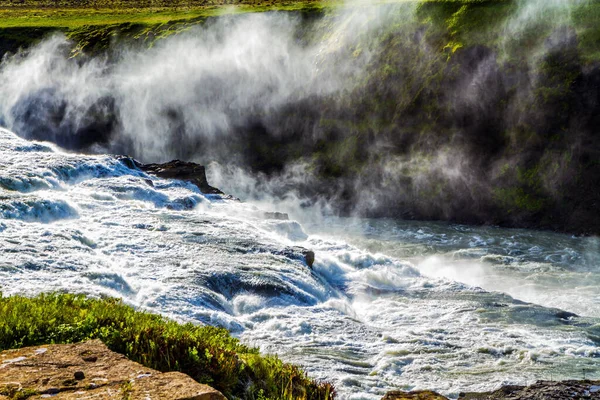 Gullfoss Golden Falls 是冰岛Hvita河上最美丽的瀑布 冰岛西南部 瀑布上总是挂着水烟 极端旅游和摄影旅游的概念 — 图库照片