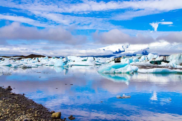 白色和蓝色的冰山和浮冰 在最大的冰川泻湖中 云彩反映在湖水中 夏天的清晨很冷 北方旅游和摄影旅游的概念 — 图库照片