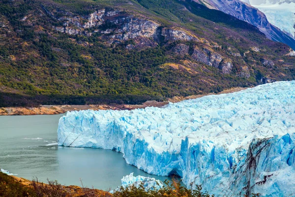 在一个山区山谷 独特的湖泊和奇异的冰川Perito Moreno 阿根廷圣克鲁斯省 巴塔哥尼亚 异国情调和极端旅游的概念 — 图库照片