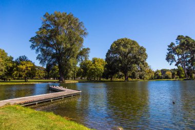 Nehir parkın içinden akar. Christchurch Sahnesi Botanik Bahçesi. Yeni Zelanda 'da Hint yazı. Güney Adası 'na git. Ekolojik ve fotoğraf turizmi kavramı 