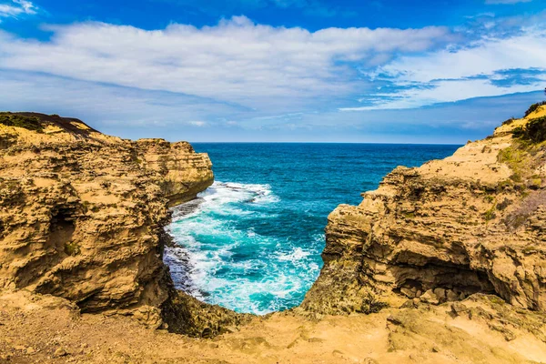 Schilderachtige Oceaanbaai Met Helder Groen Water Kustkliffen Bestaan Uit Zandsteen Stockfoto