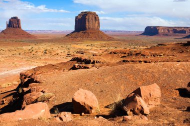 ABD. Anıt Vadisi eşsiz bir jeolojik oluşumdur. Büyük kırmızı kumtaşı yığınları. Hint Navajo Bölgesi 'nin dışındakiler. Etkin ve fotoğraf turizmi kavramı