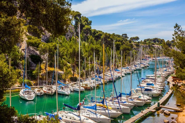 Grandes Iates Vela Água Azul Fiorde Sul Costa Francesa Mar — Fotografia de Stock